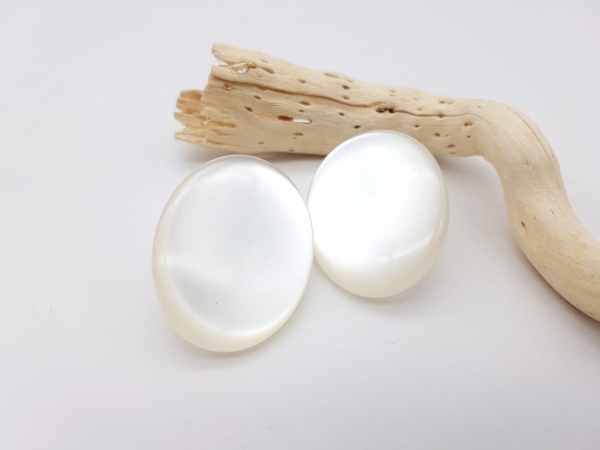 Große, ovale, weiße Ohrstecker schimmernd